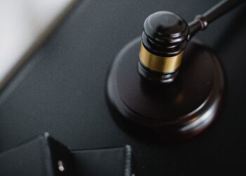 Jika Tuhan Maha Kuasa, Bisakah Tuhan Menciptakan Batu yang Besar Sampai Tuhan Tidak Bisa Mengangkatnya?