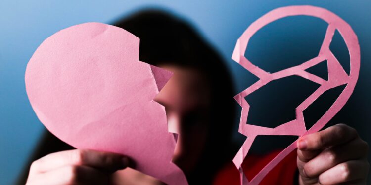 Source: https://www.pexels.com/id-id/foto/orang-yang-memegang-kertas-putih-dengan-gambar-berbentuk-hati-3732384/