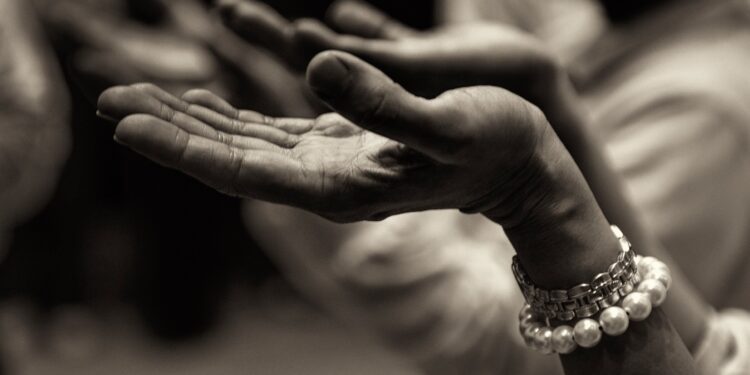 Source: https://www.pexels.com/id-id/foto/tampilan-jarak-dekat-dari-hands-257037/