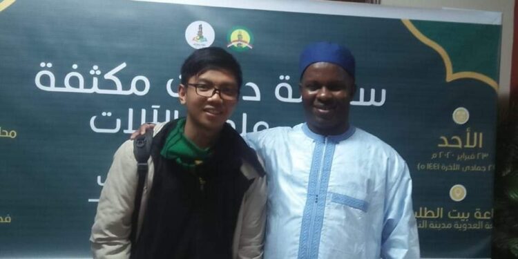 Dokumentasi pribadi bersama Syekh Fauzi Konate. Taken by: Ustaz Rifai Makassar. aseek haha