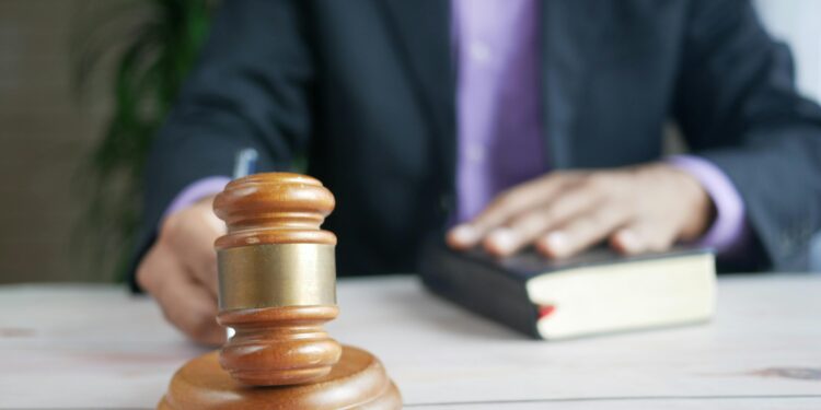 Source: https://www.pexels.com/id-id/foto/tangan-kabur-tidak-jelas-berbayang-8693379/