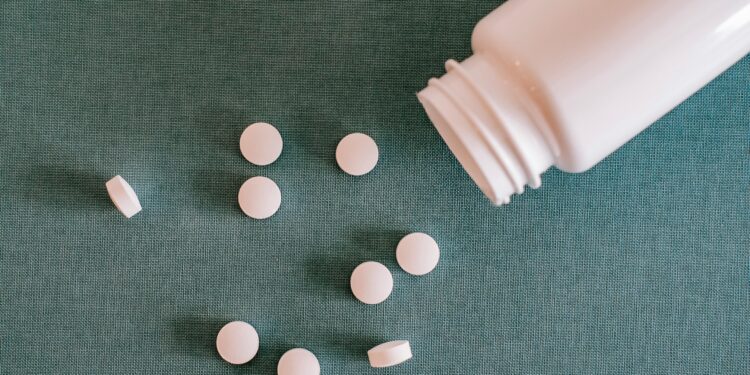 Source: https://www.pexels.com/id-id/foto/tumpukan-pil-putih-dengan-wadah-5699515/